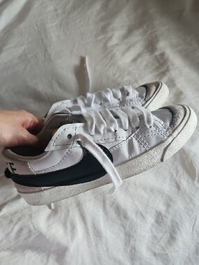 Nike White Sneakers with Black Swoosh and Yellow Tongue Accent 8.5 W